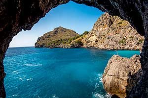 Insel Elba romantische Bucht mit Höhle